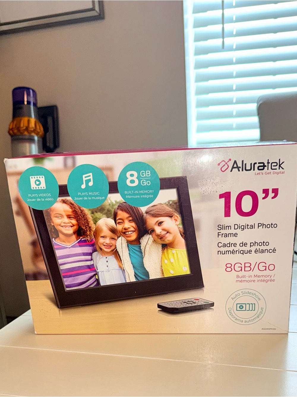 10" Slim Digital Photo Frame — Black with 8GB Memory